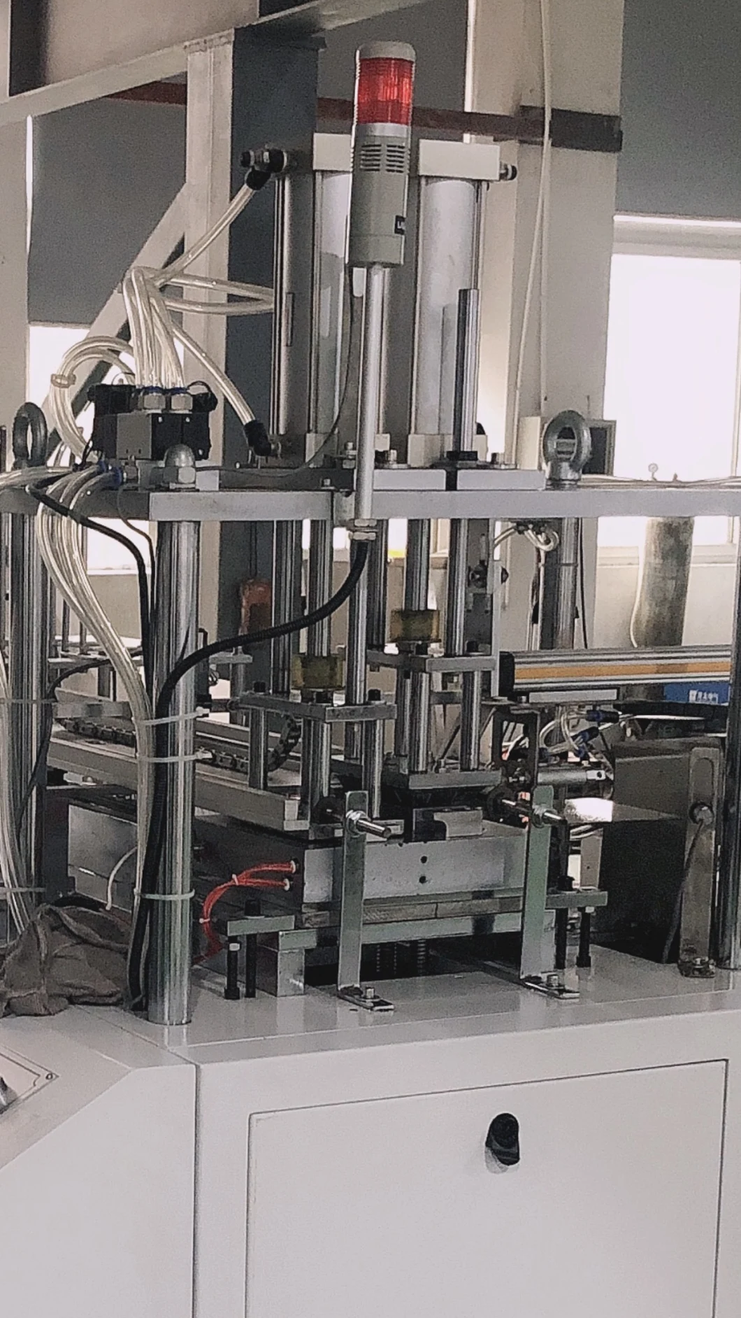 Het volledig Automatische Witte Voedsel Met een laag bedekte Document haalt Voedsel Verpakkings Beschikbaar Document Lunchvakje weg Vormt de Constructeur Van machines