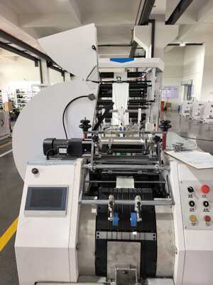 Machine voor het afdichten en snijden van zakken Kraftpapierzakken Productie-machine met energieverbruik van 5-10 kW voor de fabricage van zakken