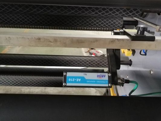 Automatische Spanning die Rewinder-Machine voor Zelfklevend niet Geweven Stoffenbroodje scheuren die Machine scheuren