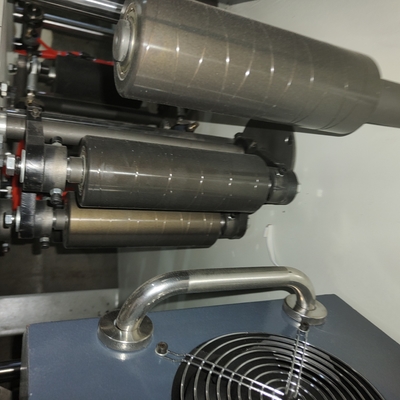 De de Drukmachine van hoge snelheidsflexo voor Maximumefficiency, Drukkleur is whitle, Band, Kraftpapier-document, inkt