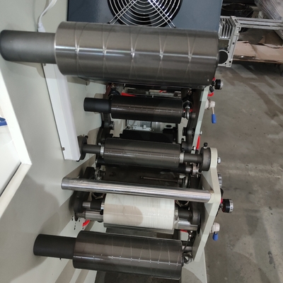 De de Drukmachine van hoge snelheidsflexo voor Maximumefficiency, Drukkleur is whitle, Band, Kraftpapier-document, inkt