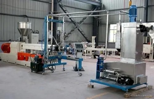 Het hete Scherpe Plastic Plastiek van het de Productielijnafval van de Granulatorextruder