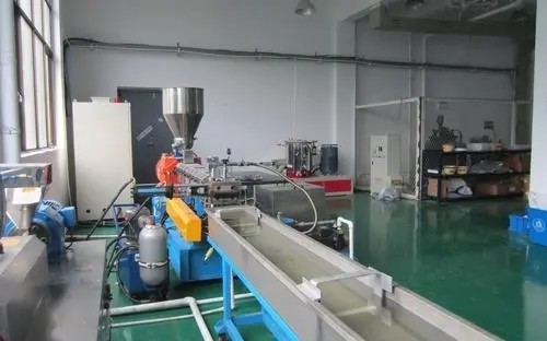 Het hete Scherpe Plastic Plastiek van het de Productielijnafval van de Granulatorextruder