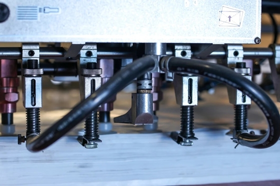 De micro maakt Machine220v 380V 440V 415V Automatische Metaal het In reliëf maken Machine in reliëf