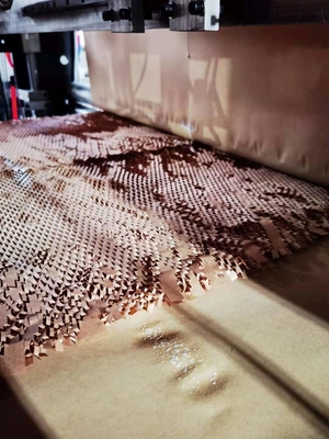 Het Document van Eco Vriendschappelijke Kraftpapier Zak die Machine Opgevulde Koerier Delivery Envelope Honeycomb maken